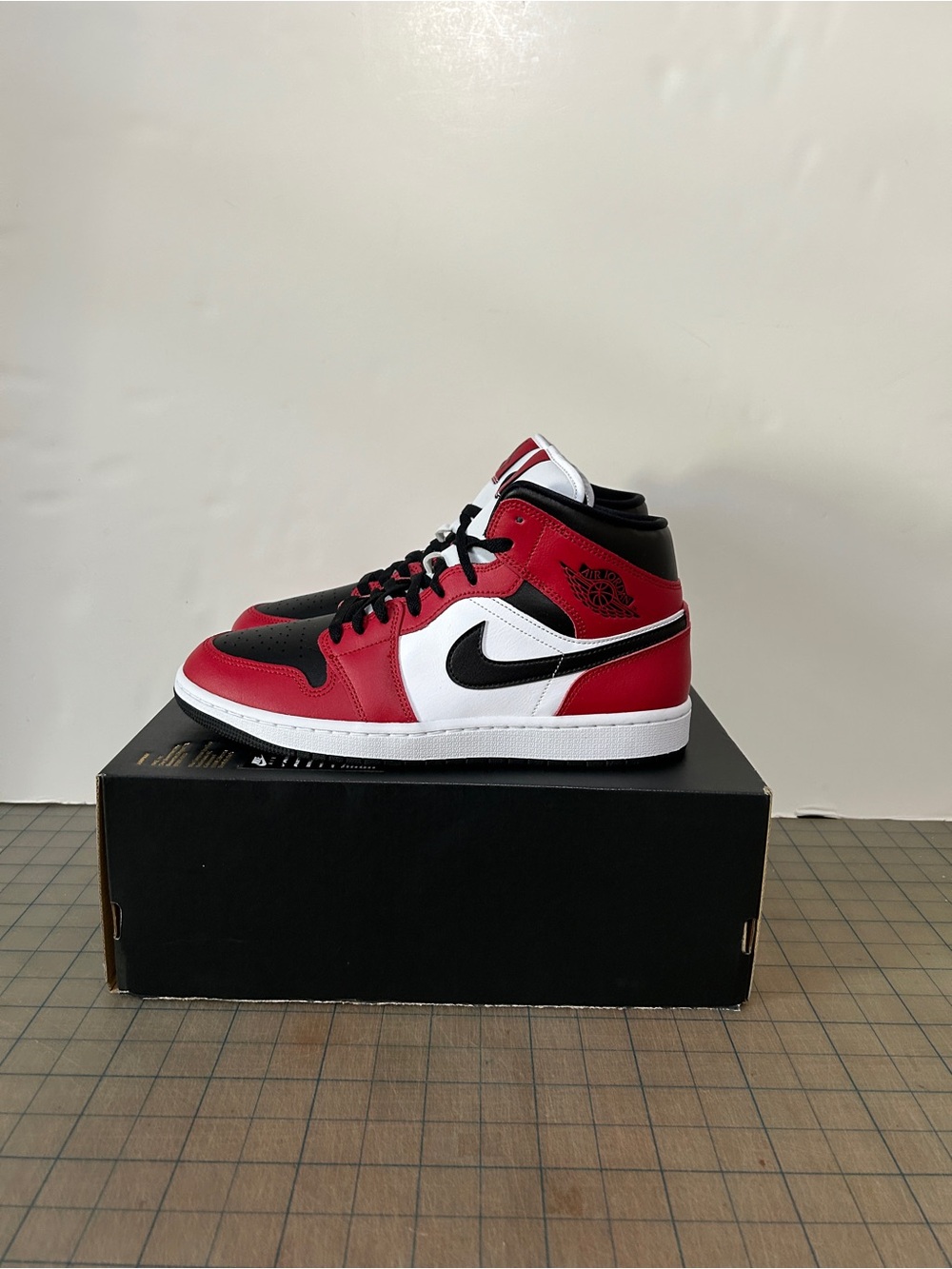 Air Jordan 1 Mid ‘Chicago Black Toe’